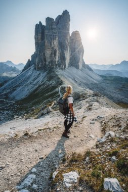 Sırt çantalı kadın yürüyüşçü Tre Cime di Lavaredo 'da yürüyüş parkurunda. Dolomitler, İtalya.