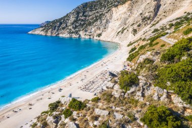 Yunanistan 'ın Kefalonia Adası' ndaki Petani Plajı 'nın havadan görünüşü.