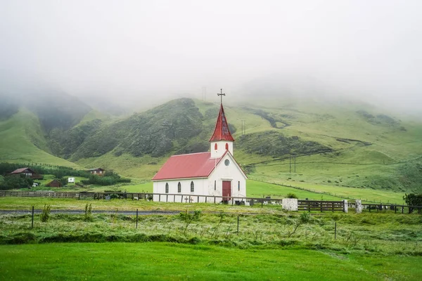 Igreja Rural Islandesa Típica Com Telhado Vermelho Região Vik Islândia — Fotografia de Stock