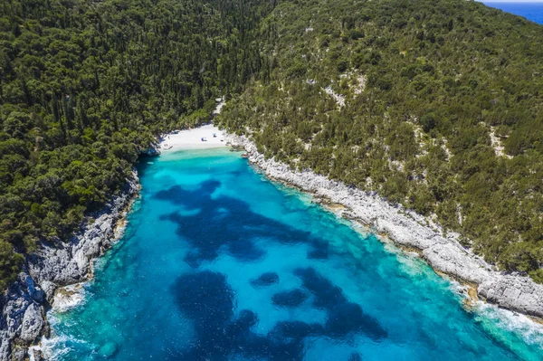 ケファロニア島 ギリシャのダフヌディビーチの空中トップダウンビュー ヒノキの木に囲まれた純粋なクリスタルきれいなターコイズブルーの海の水とリモートベイ — ストック写真