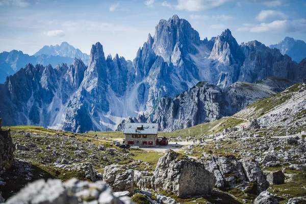 Arkadaki Cadini di Misurina dağ grubuyla Rifugio Lavaredo. İtalya, Cime di Lavaredo 'da Dolomitler.