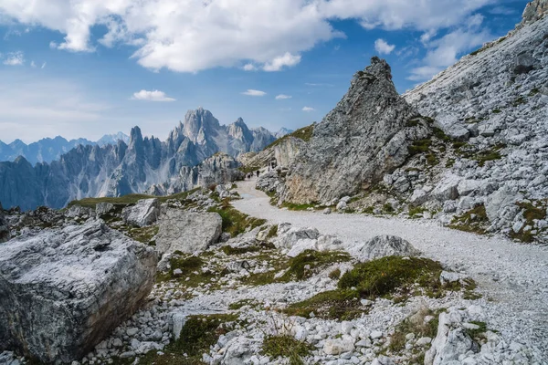 Arka planda Cadini di Misurina dağ grubuyla Cime di Lavaredo 'ya yürüyüş. Dolomitler, İtalya.