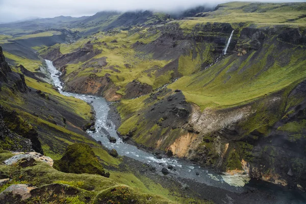 冰岛的高地山谷和福斯萨河景观 有蓝色的水流和覆盖在悬崖上的青山青苔 南冰岛 — 图库照片