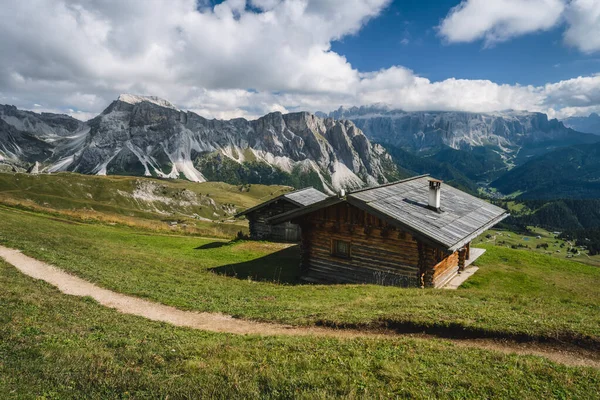 Dolomite Alpleri 'ndeki Seceda yaylası, Odle dağı sıraları, Güney Tyrol, İtalya, Avrupa' daki yürüyüş sırasında dinlenmek için şapkalar.