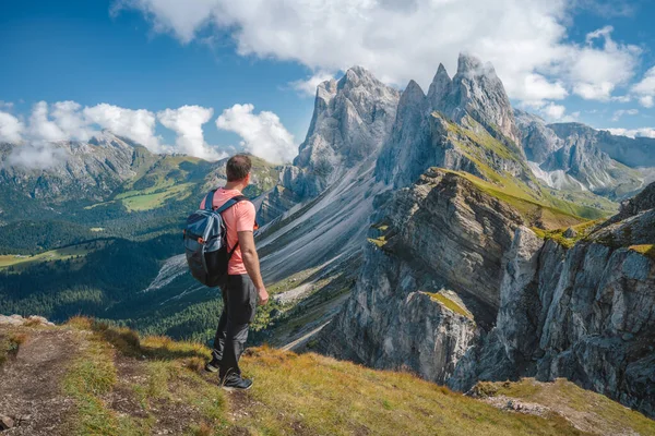 Homem Com Mochila Desfrutar Paisagem Seceda Pico Dolomitas Alpes Odle — Fotografia de Stock