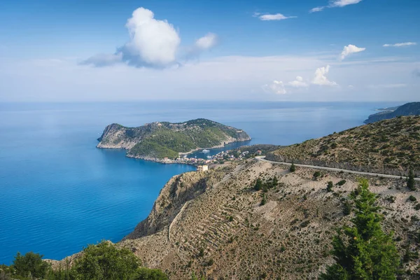 Yunanistan 'ın Sefalonya İyon adasındaki Assos kasabası. Yaz tatili.