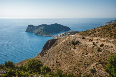 Yunanistan 'ın Sefalonya İyon adasındaki Assos kasabası. Yaz tatili.
