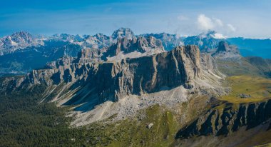 Passo di Giau 'dan hava manzarası - Avrupa, İtalya, Alpler, Dolomitler, Dağlar, Croda da Lago, Formin.