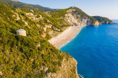 Yunanistan 'ın Lefkada İyon adasındaki Agios Nikitas köyü yakınlarındaki Milos plajının hava manzarası. Akşam gün batımı Altın ışık.