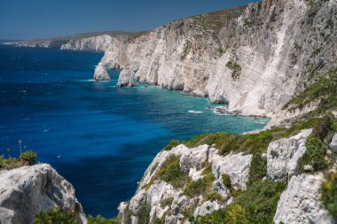 Agalas, Plakaki plajı yakınlarındaki Zakynthos Adası 'nın Rocky sahili. İyon Denizi ve kireçtaşı kayalıkları, Yunanistan.