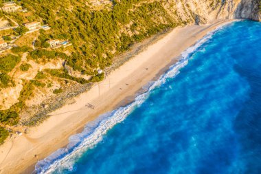 Yunanistan 'ın Lefkada İyon adasındaki Agios Nikitas köyü yakınlarındaki Milos plajının hava manzarası. Akşam gün batımı Altın ışık.