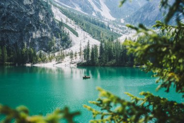 İtalya 'daki Dolomitler' deki Pragser Wildsee 'de yalnız bir tekne..