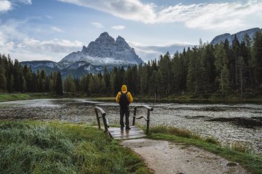 Sırt çantalı bir adam arkada Tre Cime di Lavaredo Dağı, Dolomitler, İtalya.