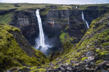 Landmannalaugar Kanyonu, İzlanda 'da destansı Haifoss Şelalesi manzarası.
