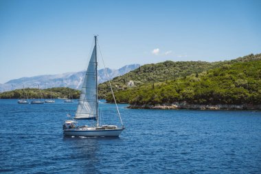 kefalonia island, Yunanistan'ın fiscardo Köyü'nde yelkenli tekneler demirli.