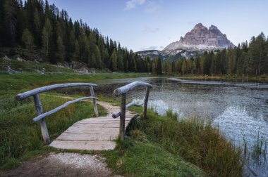 Lago Antorno Gölü, Tre Cime di Lavaredo Dağı arka planda, Dolomitler, İtalya.