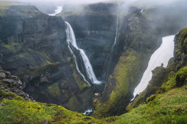Granni şelalesiyle tıka basa doldur. İzlanda 'daki Thjorsardalur vadisinde dar bir vadide şelale..