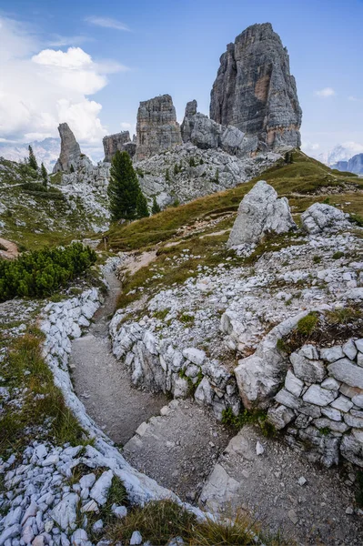 İtalyan Alpleri 'ndeki Cinque Torri Dolomiti 1. Dünya Savaşı' ndan kalma siperler.