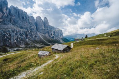 Dolomitler, Güney Tyrol, İtalya ve Avrupa 'daki Passo Sella grubu dağları boyunca yürüyüş izleri..