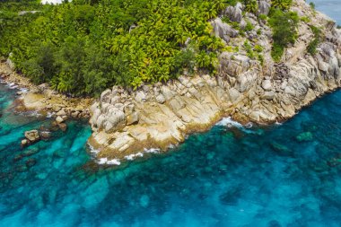 Hava uçak helikopter görünümü harika Granit kayalar ve berrak turkuaz su. La Digue Adası Seyşel Adaları.
