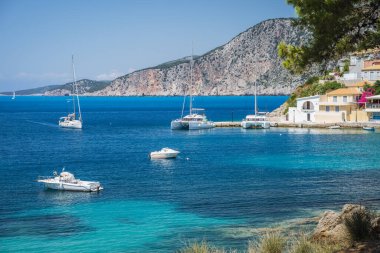 Assos 'un küçük körfezinde yelkenli yat İyon kıyısında şirin bir kasaba, Kefalonia adası, Yunanistan.