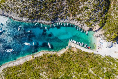 Yunanistan. Güzel Porto Vromi 'nin hava manzarası. Mavi körfezde balıkçı ve turist zevk tekneleri var. Zakynthos - Zante Adası.