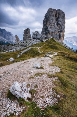 Yaz günü Cinque Torri Dolomitleri 'nde yürüyüş parkurunda. İtalya.