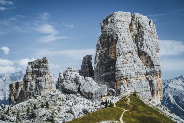 Cinque Torri Dolomitleri mavi yaz gökyüzüne karşı. İtalya.