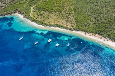 Yunanistan 'ın Kefalonia adasındaki güneşli Antisamos plajının yaz aylarında İyon denizi manzarası. Seyahat tatili kavramı.