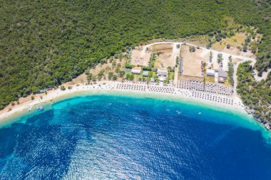 Yunanistan 'ın Kefalonia adasındaki güneşli Antisamos plajının yaz aylarında İyon denizi manzarası. Seyahat tatili kavramı.