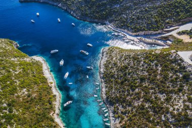 Porto Vromi 'nin mavi körfezdeki balıkçı ve turist zevk tekneleriyle hava manzarası. Zakynthos - Zante Adası, Yunanistan.