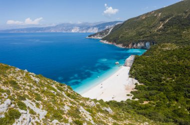 Fteri Beach beyaz Yelkenli gizli Bay, Kefalonia, Yunanistan ile çarpıcı görünümü. Akdeniz bitki örtüsü ile çevrili. yürüyüş yolu. Muhteşem deniz manzarası.