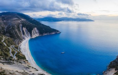 Yunanistan 'ın Kefalonia Adası' ndaki mavi körfezli Myrtos sahilindeki Lüks Sahil Yatı 'nın havadan görünüşü.
