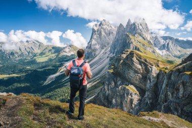 Sırt çantalı bir adam Dolomites Alpleri, Odle dağları, Güney Tyrol, İtalya ve Avrupa 'daki Seceda zirvesinin tadını çıkarıyor. Seyahat tatili kavramı.