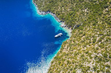 Yunanistan 'ın İyon adası Kefalonia' daki güzel ve tenha Fteri plajının yukarıdan görünüşü
