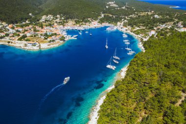 Kefalonia adasındaki güzel Fiscardo köyü. Yat tekneleri ve feribotu olan liman..