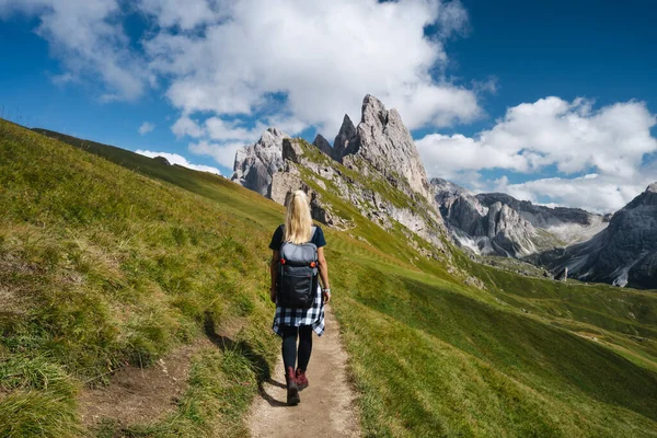 Mulher Caminhante Caminho Trilha Paisagem Épica Seceda Pico Dolomitas Alpes — Fotografia de Stock