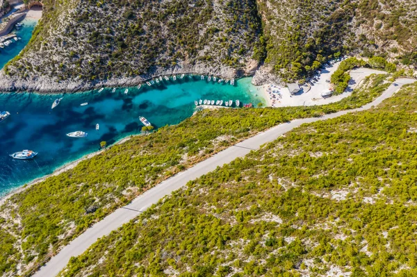 Légi Kilátás Porto Vromi Sok Halász Turista Sétahajók Kék Öbölben — Stock Fotó