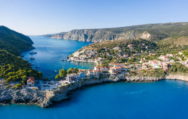 Cefalonia, İyonya, Yunanistan 'daki Assos adası. Güzel ve renkli geleneksel balıkçı köyünün insansız hava aracı fotoğrafı..