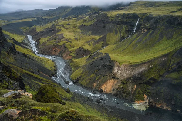 冰岛的高地山谷和福斯萨河景观 有蓝色的水流和覆盖在悬崖上的青山青苔 南冰岛 — 图库照片