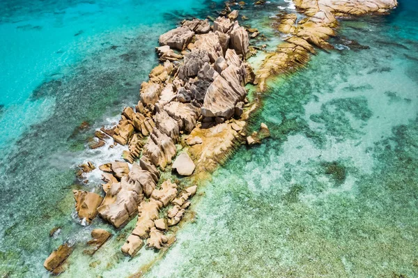 Antenna Kilátás Óceán Hullámainak Gránit Sziklákra Strandon Digue Seychelles Szigetek — Stock Fotó