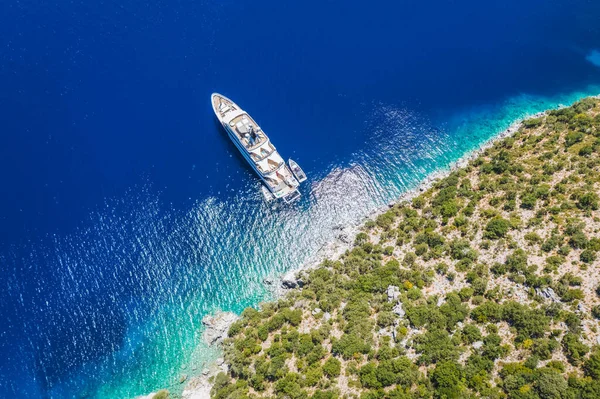 Luxus Magányos Jacht Hajó Türkiz Kék Tenger Félreeső Partján Kefalonia — Stock Fotó