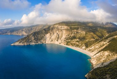 Yunanistan 'ın Kefalonia Adası' nda mavi körfezli Myrtos plajı.