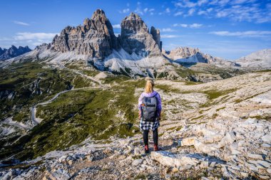 Tre Cime di Lavaredo Milli Parkı 'nı keşfeden bir kadın yürüyüşçü. Trentino-Alto-Adige, Dolomiti, İtalya.