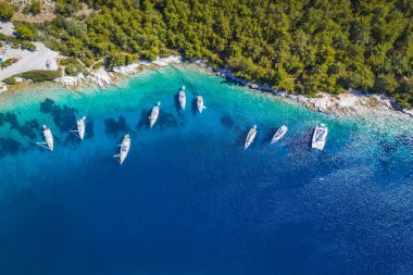 Fiskardo, Kefalonia Adası, İyonya, Yunanistan 'daki mavi körfezde yelkenli tekneleri. Hava aracı fotoğrafı..