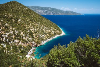 Antisamos plajı yakınlarındaki küçük körfez, Sami, Kefalonia Adası, Yunanistan.