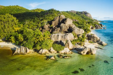 Seyşeller 'deki La Digue adasındaki Anse Source d' Argent plajındaki granit kayaları.