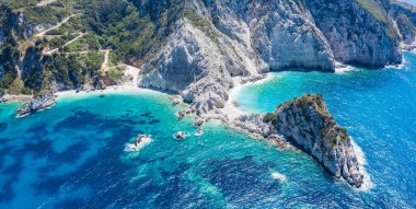 Yunanistan 'ın Kefalonia Adası' ndaki Agia Eleni plajı. Temiz zümrüt suyu ve yüksek beyaz uçurumları olan uzak, kayalık bir sahil..