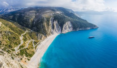 Yunanistan 'ın Kefalonia Adası' ndaki mavi körfezli Myrtos sahilindeki Lüks Sahil Yatı 'nın havadan görünüşü.