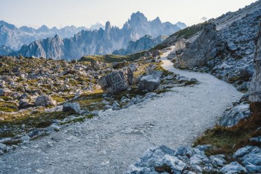 Arka planda Cadini di Misurina dağ grubuyla Cime di Lavaredo 'ya yürüyüş. Dolomitler, İtalya.